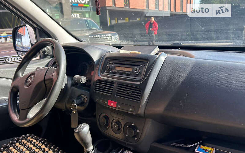 Вантажний фургон Opel Combo 2013 в Чернівцях
