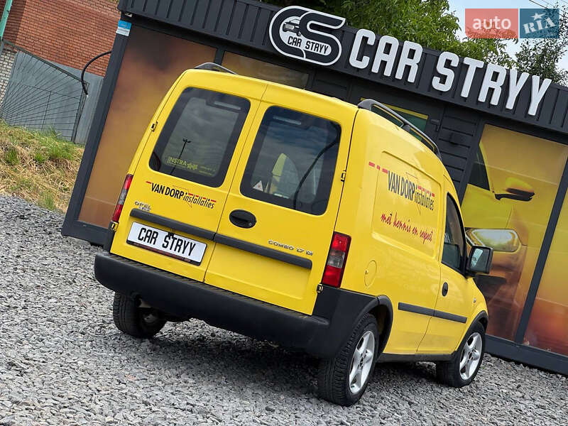 Грузовой фургон Opel Combo 2004 в Стрые