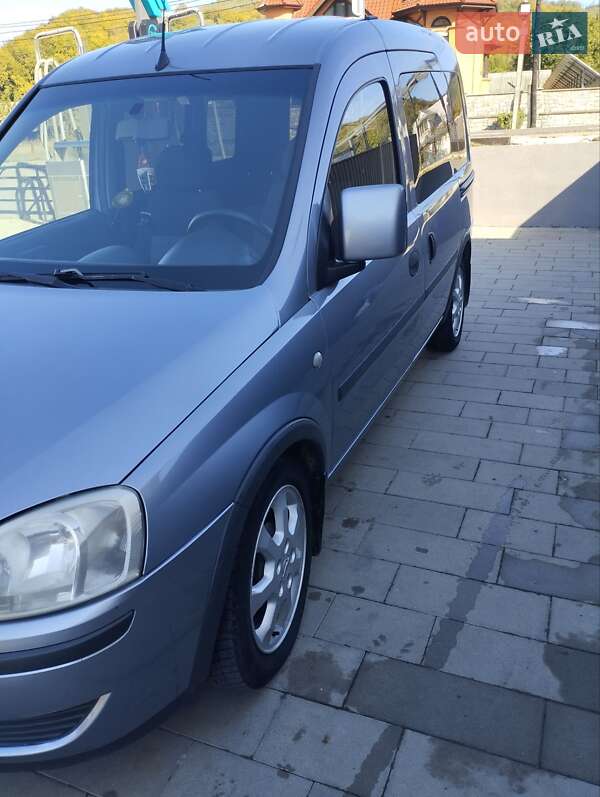 Минивэн Opel Combo 2009 в Делятине