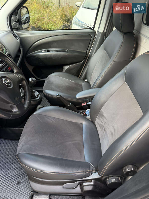 Вантажний фургон Opel Combo 2012 в Києві