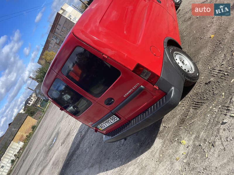 Минивэн Opel Combo 2005 в Остроге