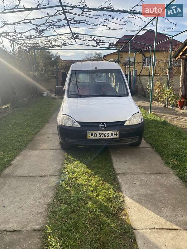Вантажний фургон Opel Combo 2002 в Іршаві
