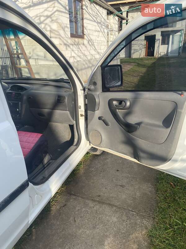 Вантажний фургон Opel Combo 2002 в Іршаві