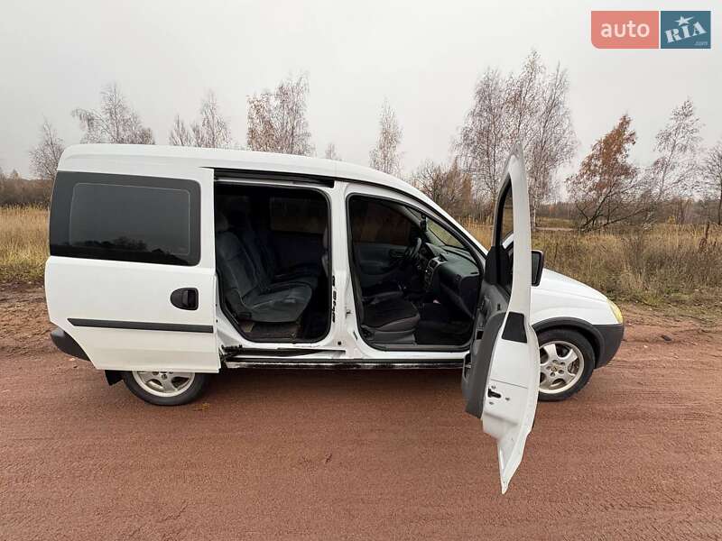 Минивэн Opel Combo 2005 в Коростене