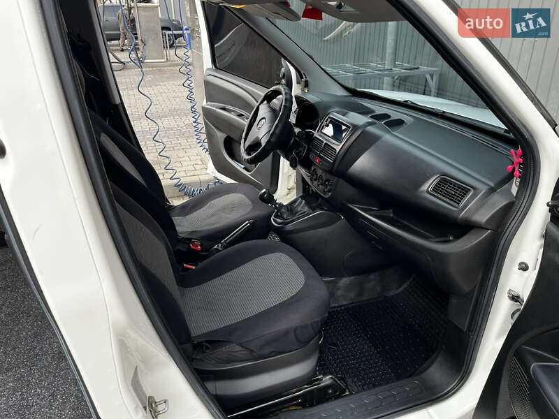 Вантажний фургон Opel Combo 2013 в Коломиї