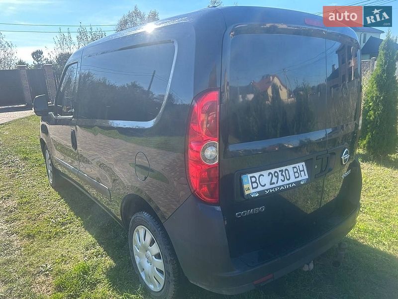 Вантажний фургон Opel Combo 2012 в Львові