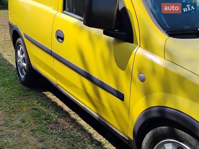 Вантажопасажирський фургон Opel Combo 2004 в Тернополі