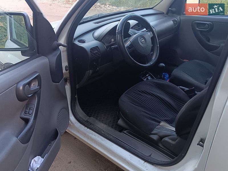 Вантажний фургон Opel Combo 2004 в Чернігові