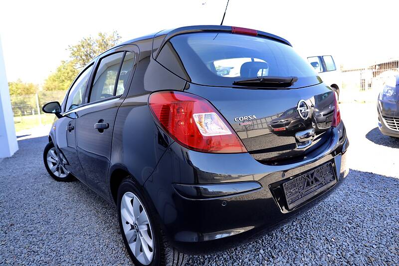 Хетчбек Opel Corsa 2015 в Дрогобичі