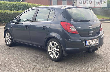 Хэтчбек Opel Corsa 2010 в 