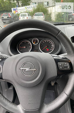 Хэтчбек Opel Corsa 2010 в 