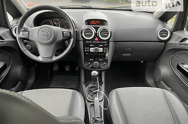 Хэтчбек Opel Corsa 2010 в 