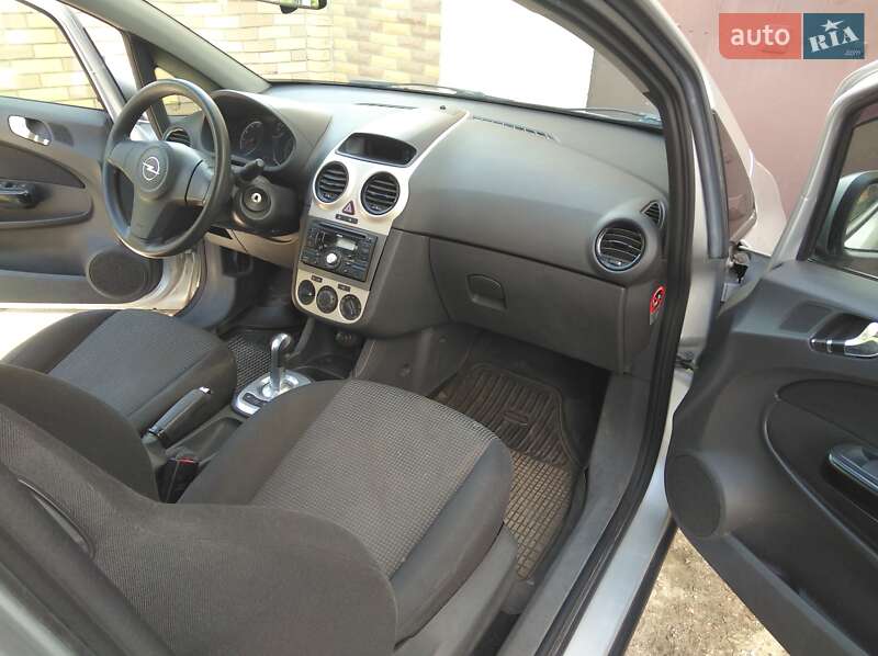 Хэтчбек Opel Corsa 2008 в Киеве