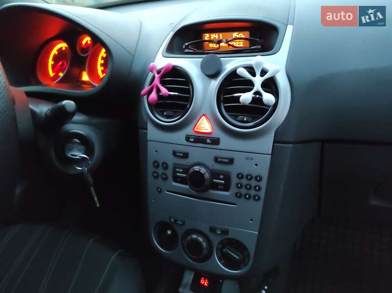 Хэтчбек Opel Corsa 2010 в Новояворовске