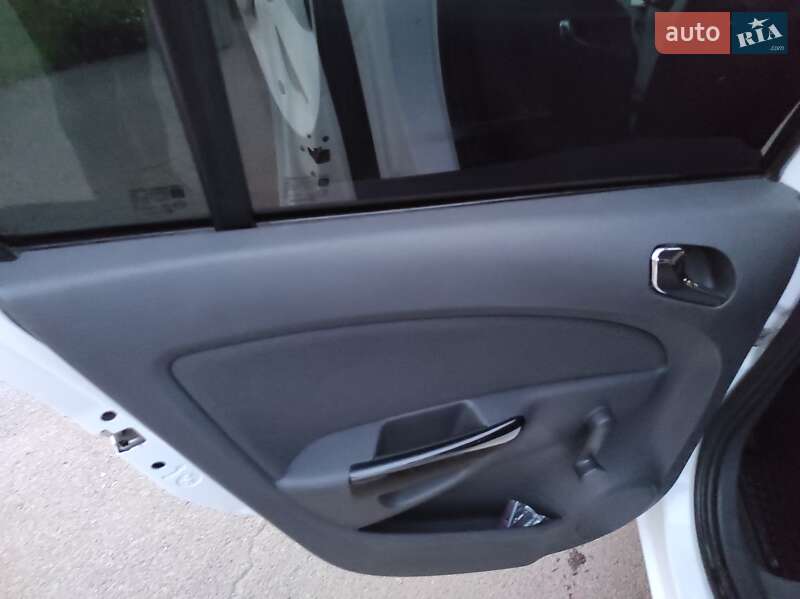 Хэтчбек Opel Corsa 2010 в Новояворовске