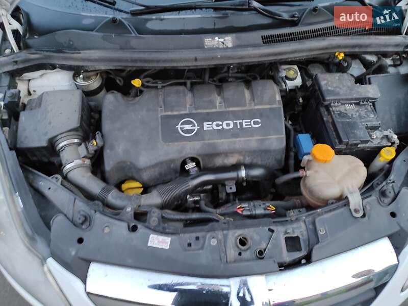 Хэтчбек Opel Corsa 2010 в Новояворовске