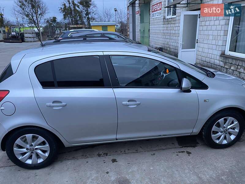 Хэтчбек Opel Corsa 2012 в Стрые