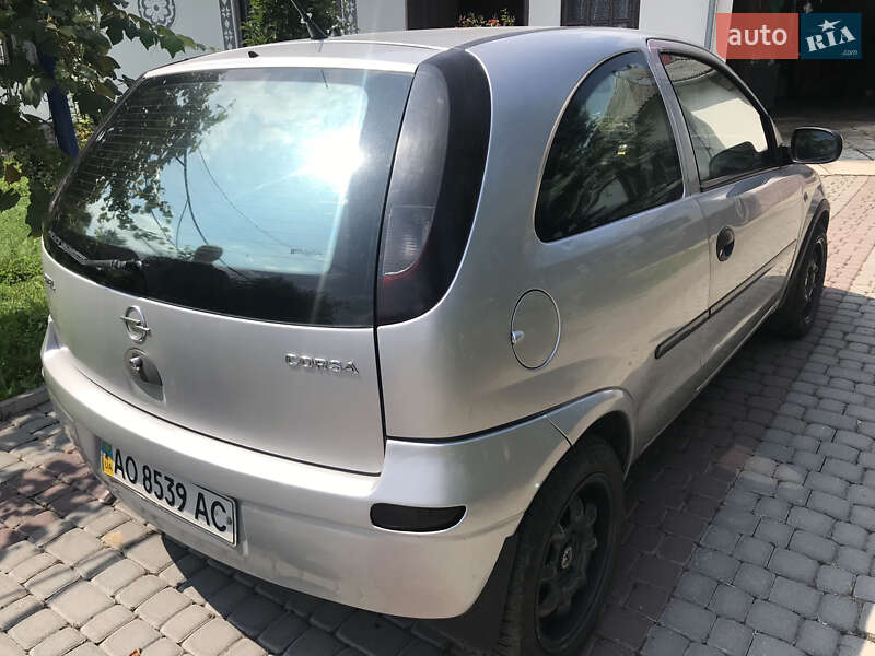 Хэтчбек Opel Corsa 2001 в Сваляве