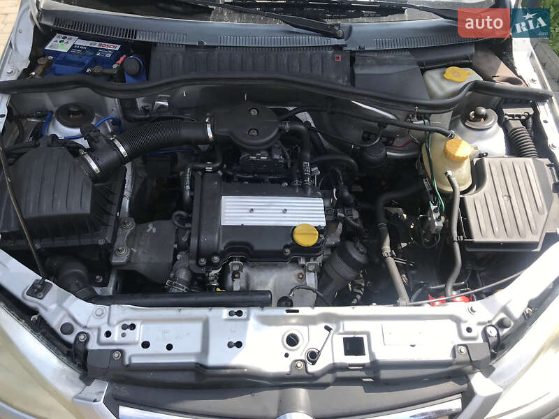 Хэтчбек Opel Corsa 2001 в Сваляве