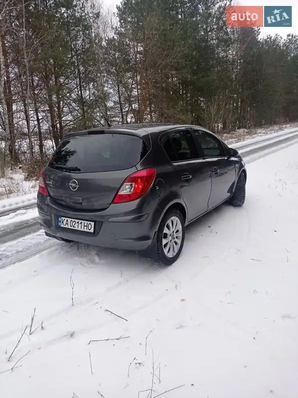 Хэтчбек Opel Corsa 2011 в 