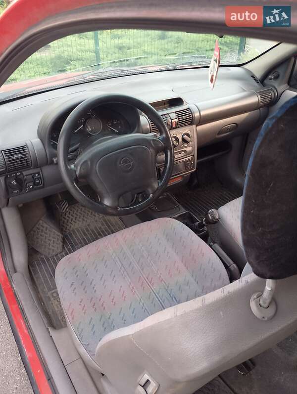 Хетчбек Opel Corsa 1995 в Святопетрівське