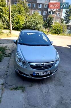 Хэтчбек Opel Corsa 2010 в 