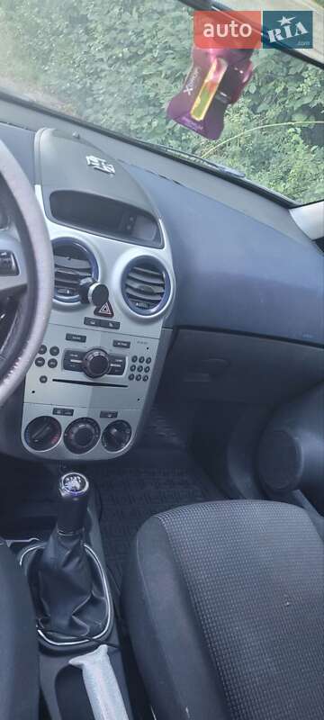 Хэтчбек Opel Corsa 2010 в Скалате