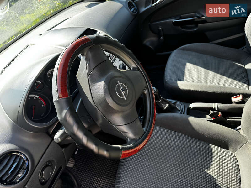 Хэтчбек Opel Corsa 2007 в Крюковщине
