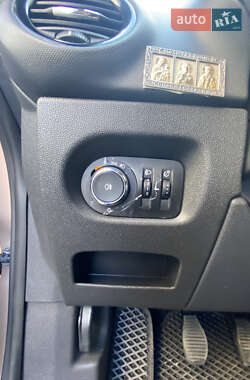 Хэтчбек Opel Corsa 2010 в 
