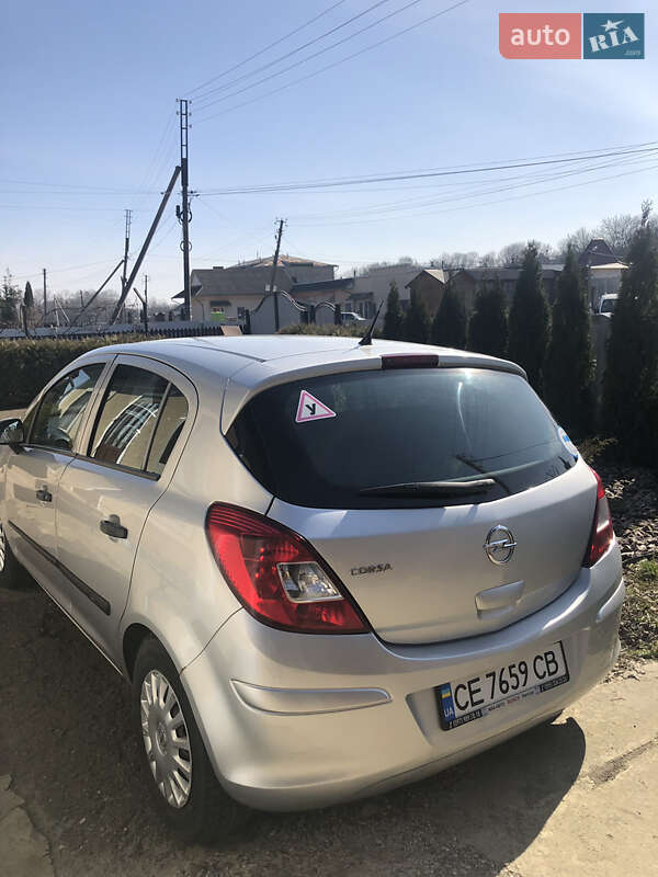Хэтчбек Opel Corsa 2011 в Черновцах