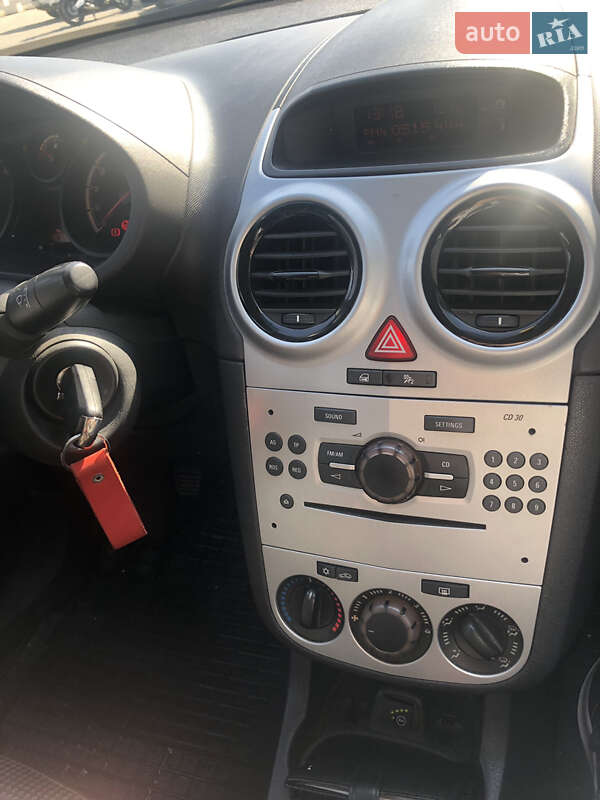 Хэтчбек Opel Corsa 2011 в Черновцах