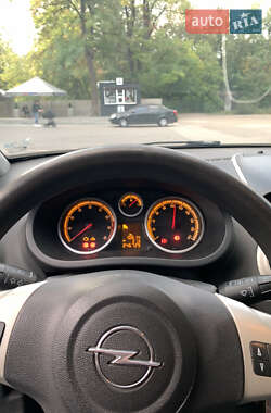 Хэтчбек Opel Corsa 2007 в 