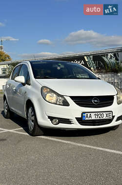 Хэтчбек Opel Corsa 2011 в 