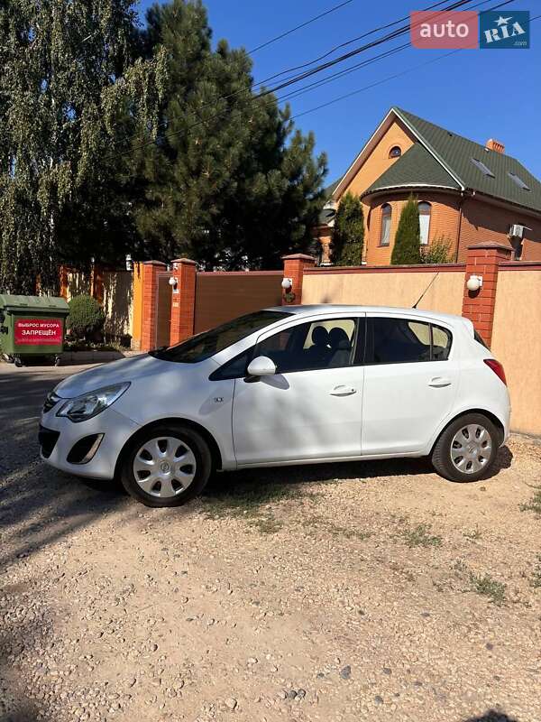 Хэтчбек Opel Corsa 2012 в 