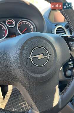 Хэтчбек Opel Corsa 2010 в 
