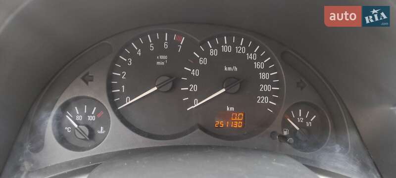 Хэтчбек Opel Corsa 2003 в Киеве