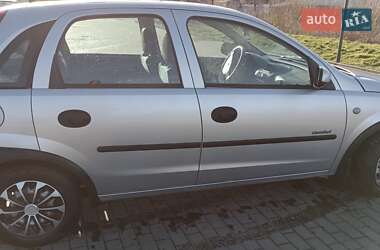 Хетчбек Opel Corsa 2001 в Долині