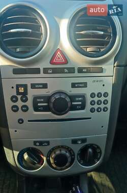 Хэтчбек Opel Corsa 2011 в 