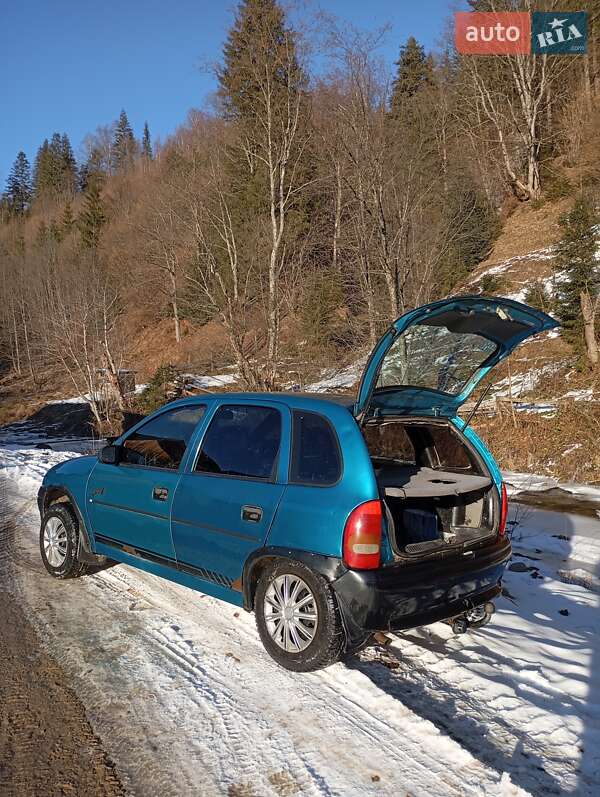 Хэтчбек Opel Corsa 1995 в Верховине