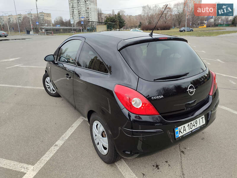 Хэтчбек Opel Corsa 2010 в Киеве