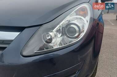 Хэтчбек Opel Corsa 2010 в 