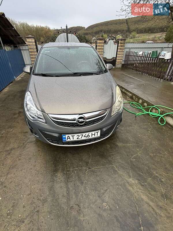 Хэтчбек Opel Corsa 2011 в 