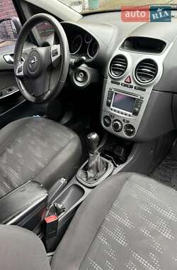 Хэтчбек Opel Corsa 2011 в 