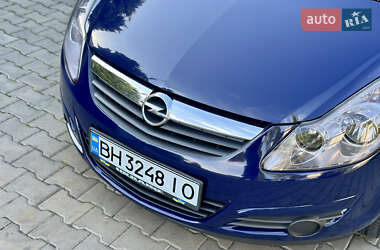 Хэтчбек Opel Corsa 2009 в 