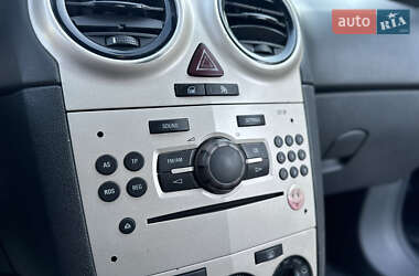 Хэтчбек Opel Corsa 2009 в 