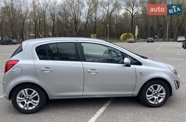 Хэтчбек Opel Corsa 2013 в 