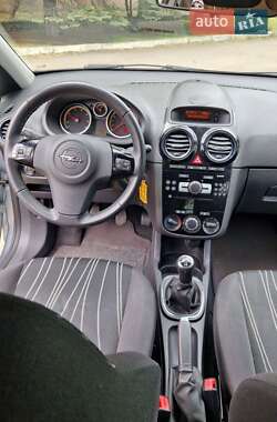 Хэтчбек Opel Corsa 2010 в 