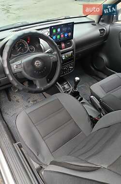 Хэтчбек Opel Corsa 2003 в 