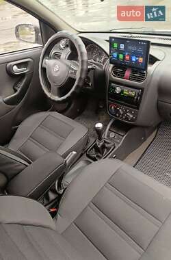 Хэтчбек Opel Corsa 2003 в 