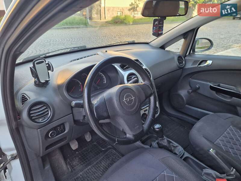 Хэтчбек Opel Corsa 2011 в Мукачево